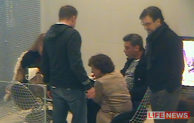 Немцов, Парфенов и Шевчук вместе с женами ожидали вылета в далекую Танзанию