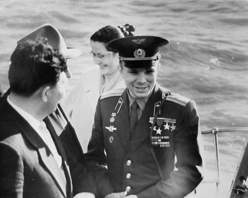 Ю. Гагарин с женой в Хабаровске, май 1962 г. Фото В. Пильгуева. Перефото С. Балбашов./Нажмите, чтобы УВЕЛИЧИТЬ (нажмите, чтобы увеличить)
