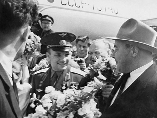 Ю. Гагарин в Хабаровске, май 1962 г. (справа председатель Хабаровского крайисполкома А. Черный) Фото В. Пильгуева. Перефото С. Балбашов./Нажмите, чтобы УВЕЛИЧИТЬ (нажмите, чтобы увеличить)