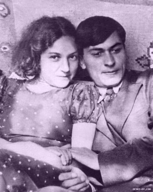 Н.Я.Ходакова-Комарова с мужем, поэтом Петром Степановичем Комаровым. Хабаровск, 1936г.