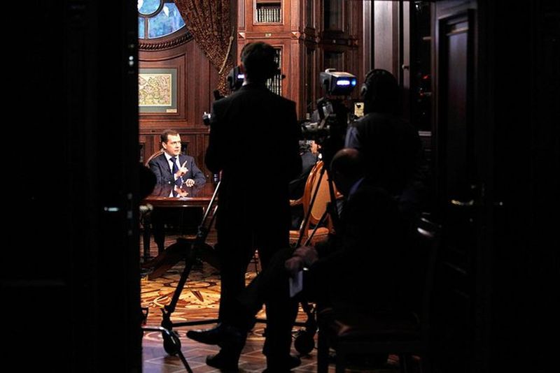 Во время интервью телеканалам «Первый», «Россия» и НТВ. Фото пресс-службы Президента России