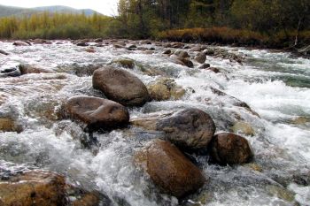 Река шумливая протекает через горные массивы (нажмите, чтобы увеличить)