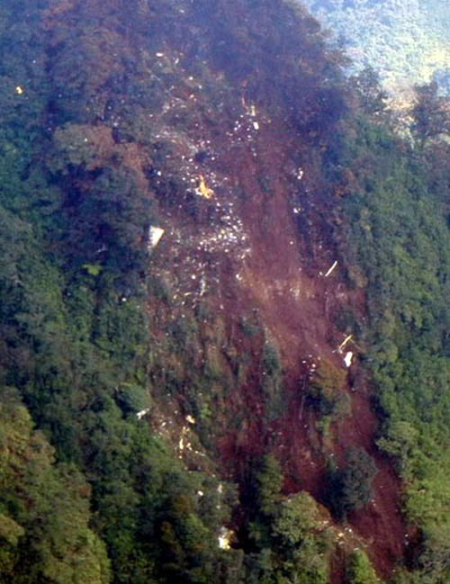 Фрагменты лайнера разбросало на поверхности горы (фото: twitter@dolyasergey); (Marina Lystseva/fotografersha.livejournal.com/rt.com)