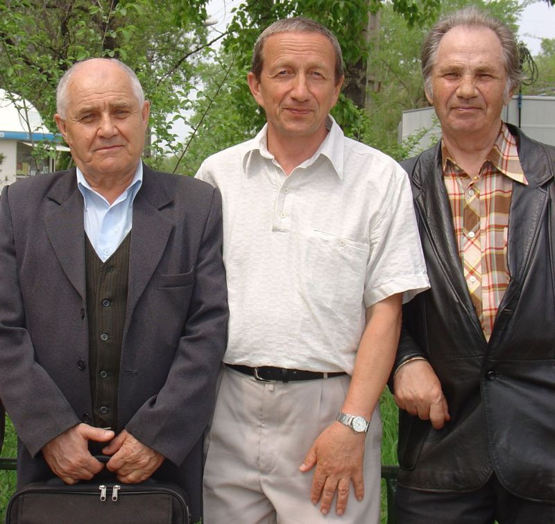 Геннадий Петухов, Александр Бехтольд (вынужден был уехать из Хабаровска, ныне живет в Рязани), Аркадий Врабий (слева направо). Хабаровск, 2000 г.