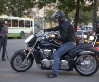 Вячеслав Чупрунов на том самом мотоцикле, на котором он разбился (фото ГИБДД УМВД по Ростову)