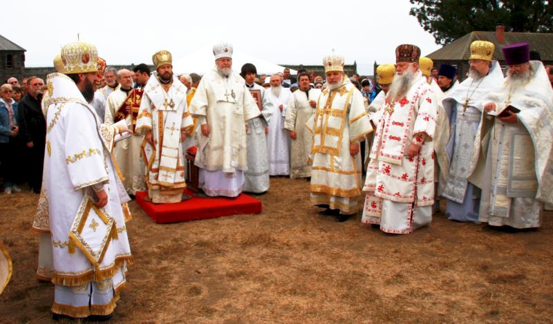 Митрополит Волоколамский Иларион возглавил Божественную литургию в Форте-Росс