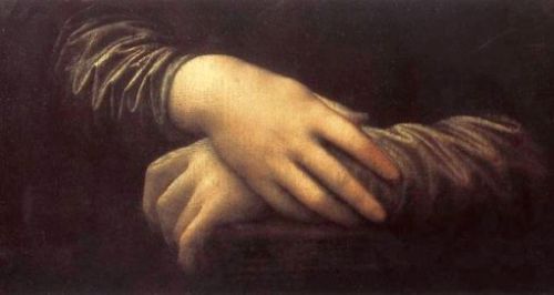 Левая рука на подставке, в правую руку Леонардо да Винчи хотел вложить цветы – так украшали во Флоренции покойниц во времена Леонардо да Винчи