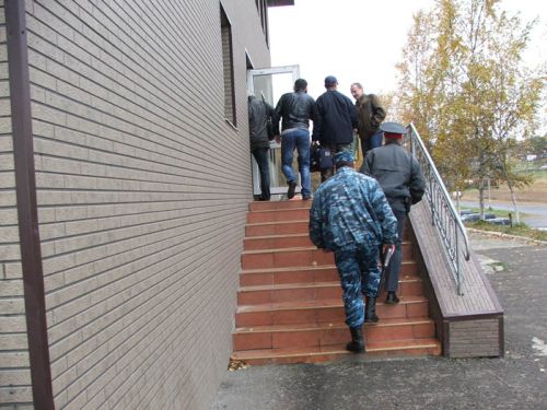 Полицейские с дубинками силой ворвались в предвыборный штаб