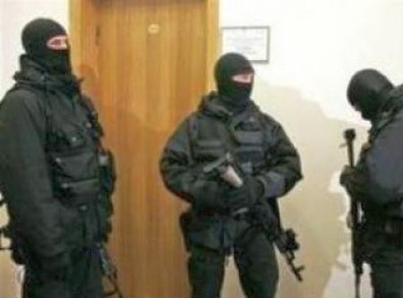 В Федерацию профсоюзов Камчатки ворвались девять человек с автоматами и в масках и провели обыск