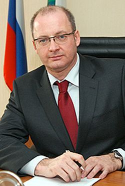 Москвич Александр Давиденко, министр имущественных отношений Хабаровского края, распоряжается хабаровским имуществом, как своим?