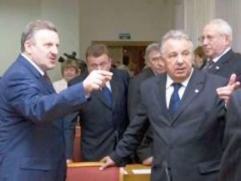 Виктор Ишаев (справа) на стал давать никаких рекомендаций губернатору Хабаровского края Вячеславу Шпорту (слева).